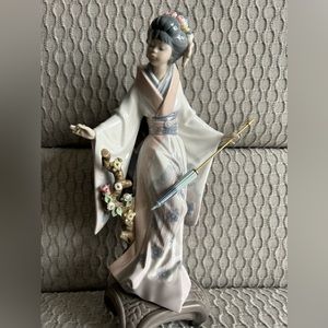 Lladro figurine, Teruko, Geisha girl w/closed parasol and flowers